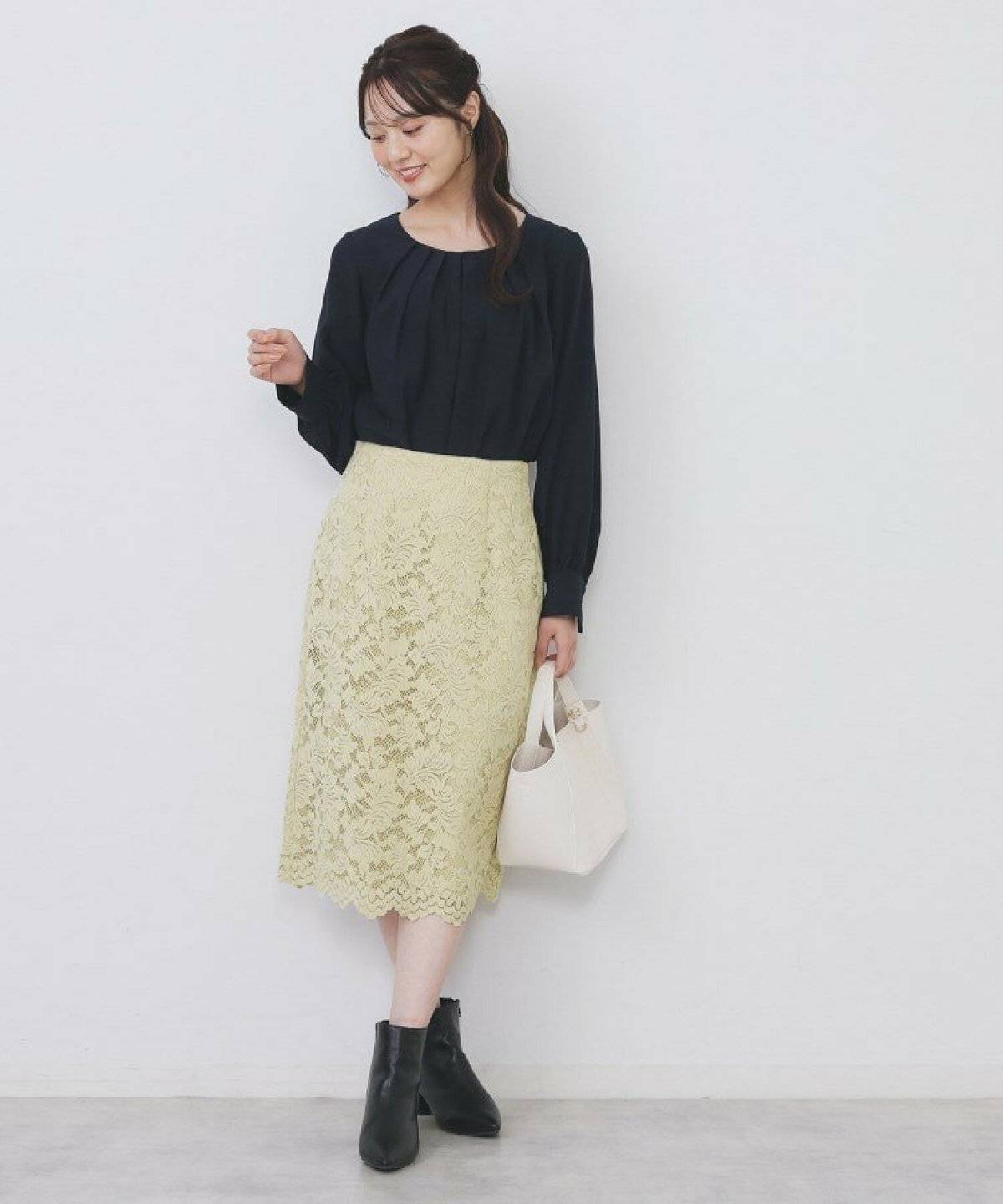 スカートを履いた女性