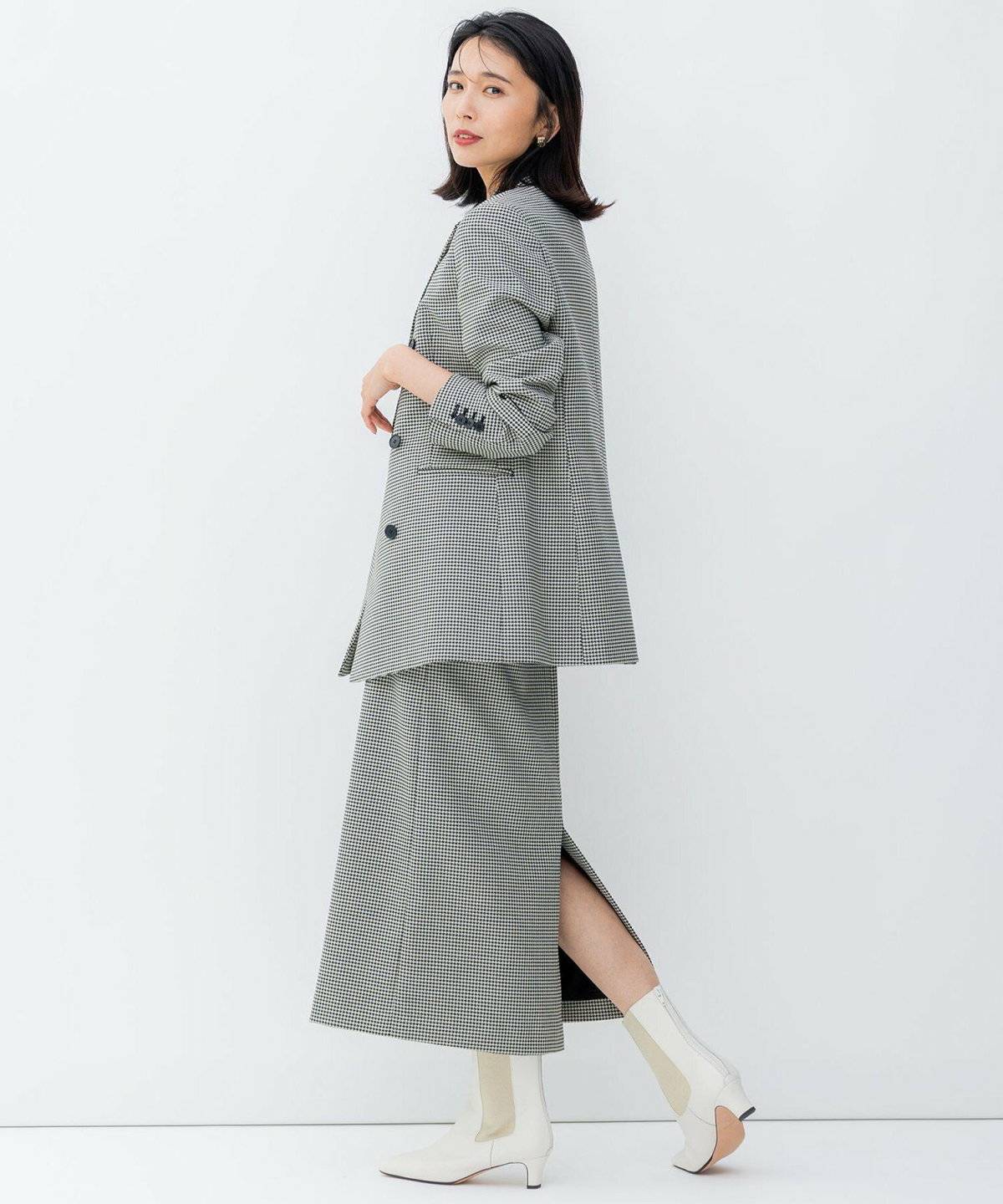 スカートを履いた女性