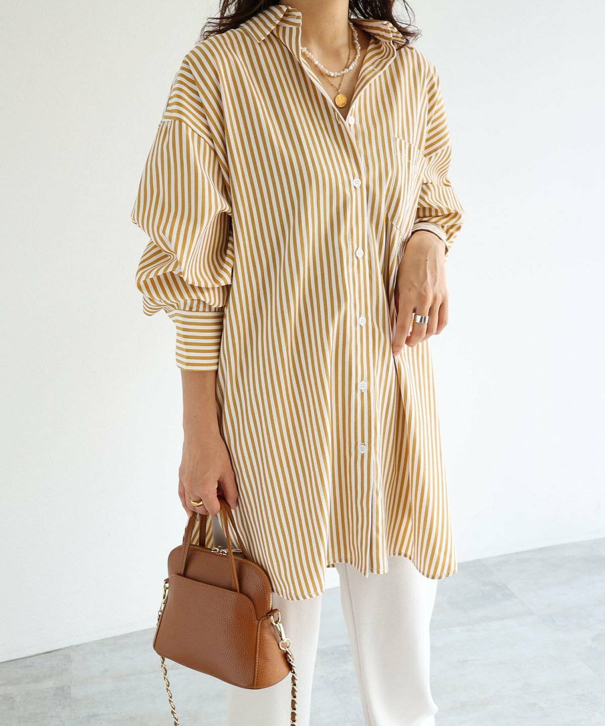 パンツを履いた女性