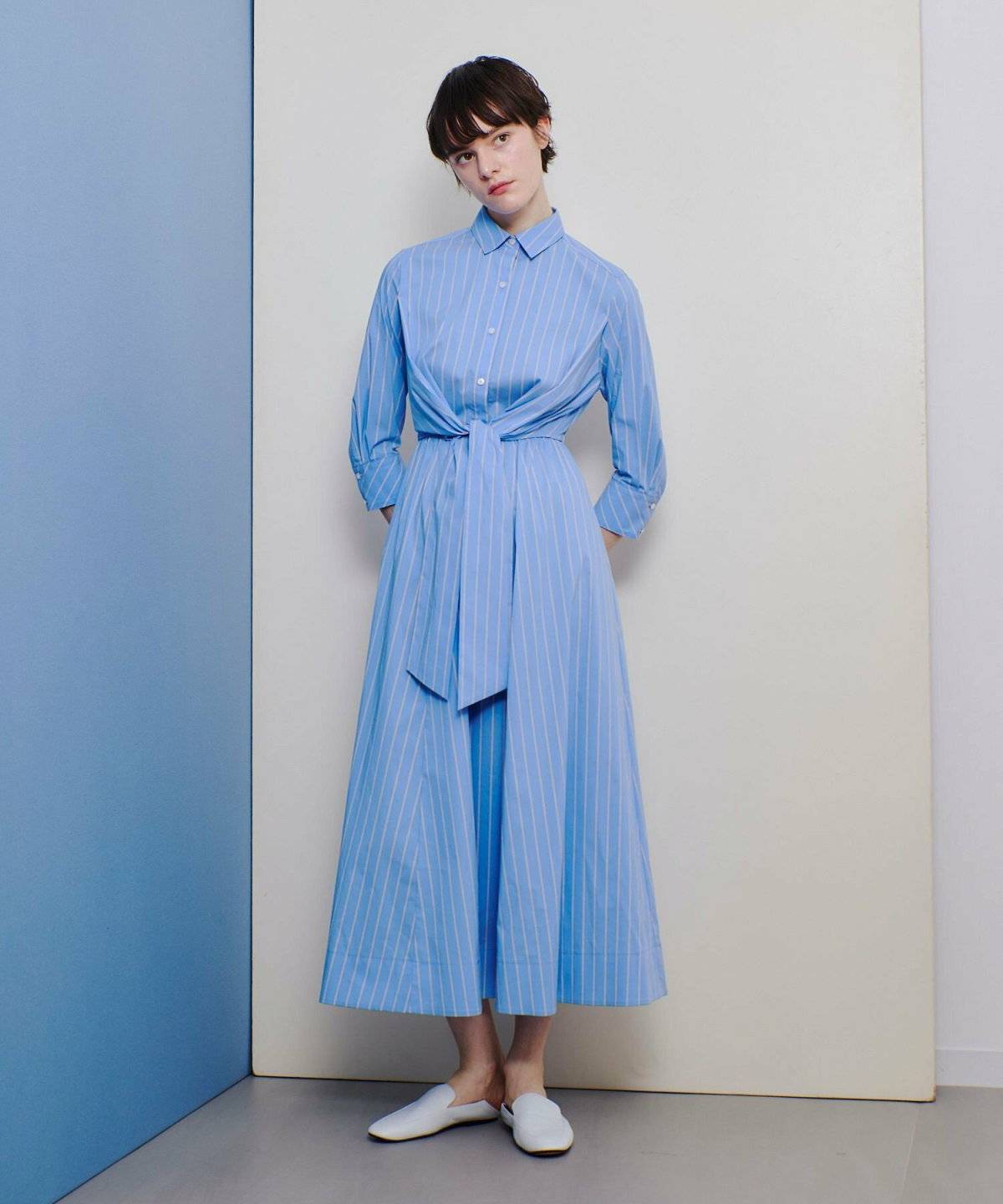 ワンピースコーデの女性