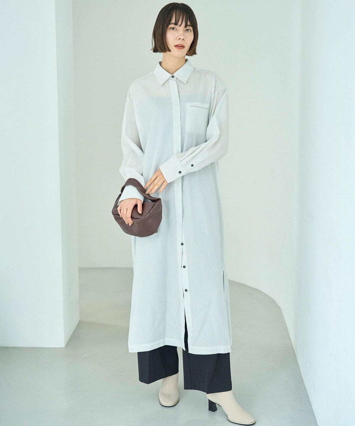 ワンピースコーデの女性