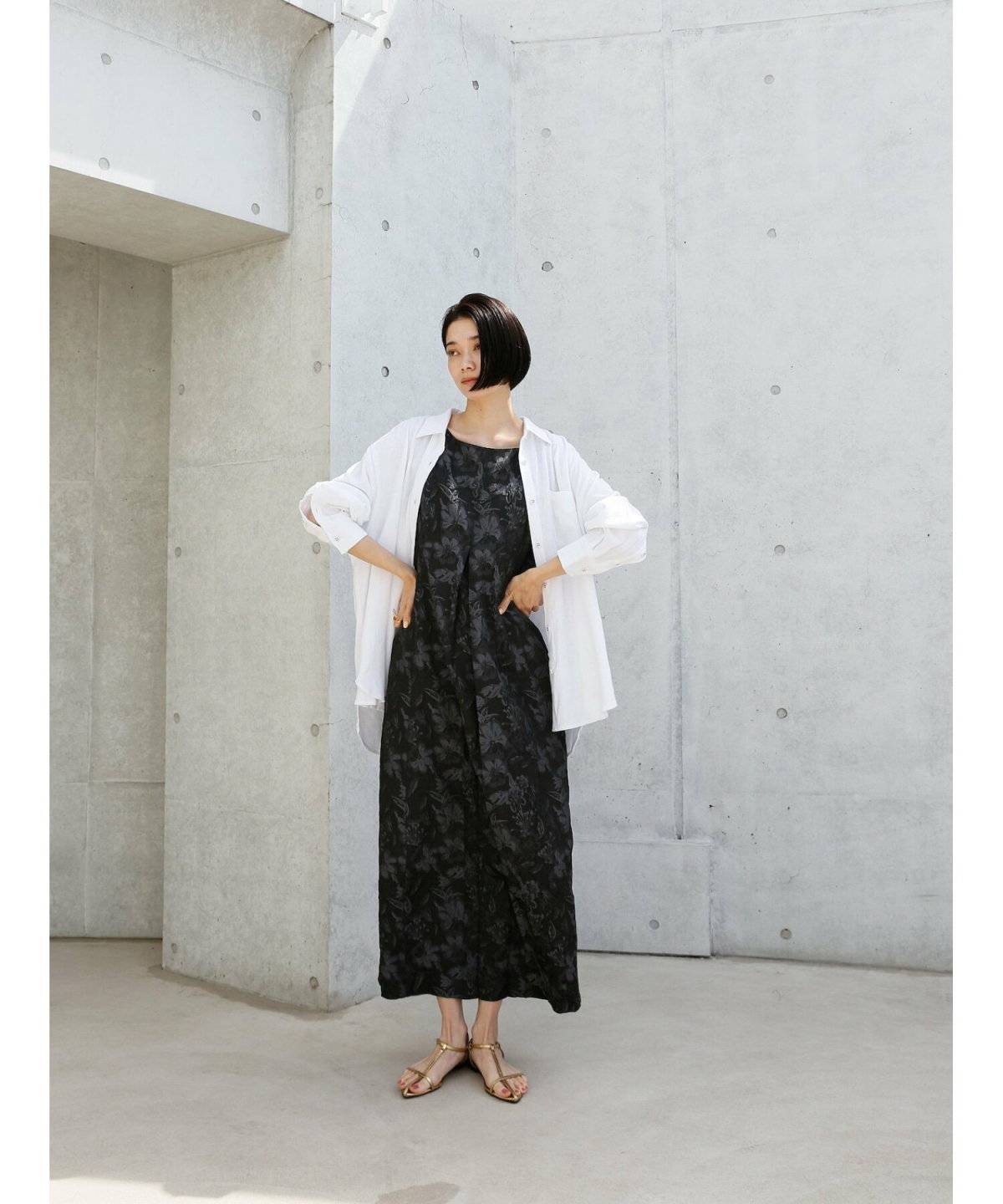 ワンピースコーデの女性