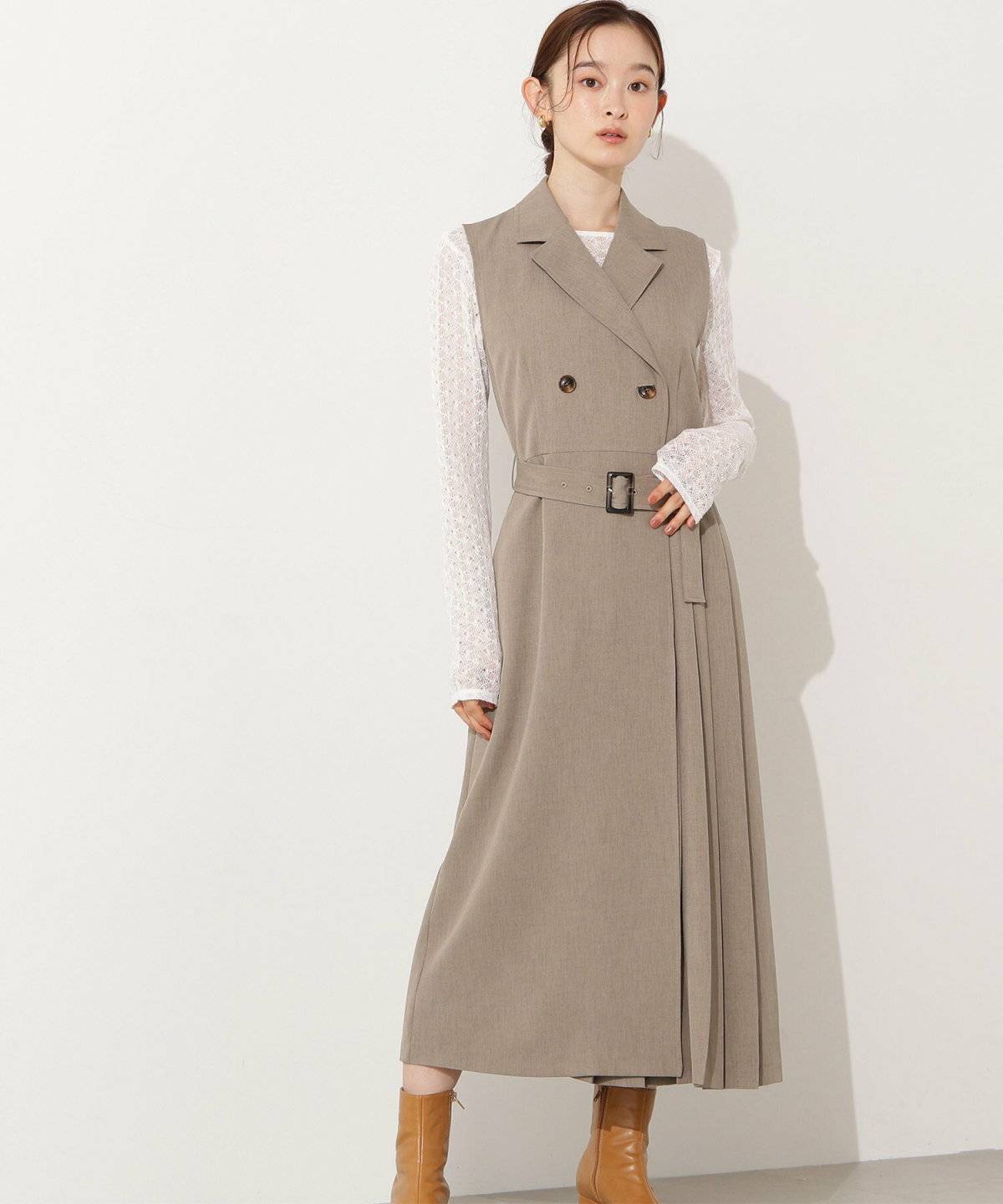 ワンピースコーデの女性