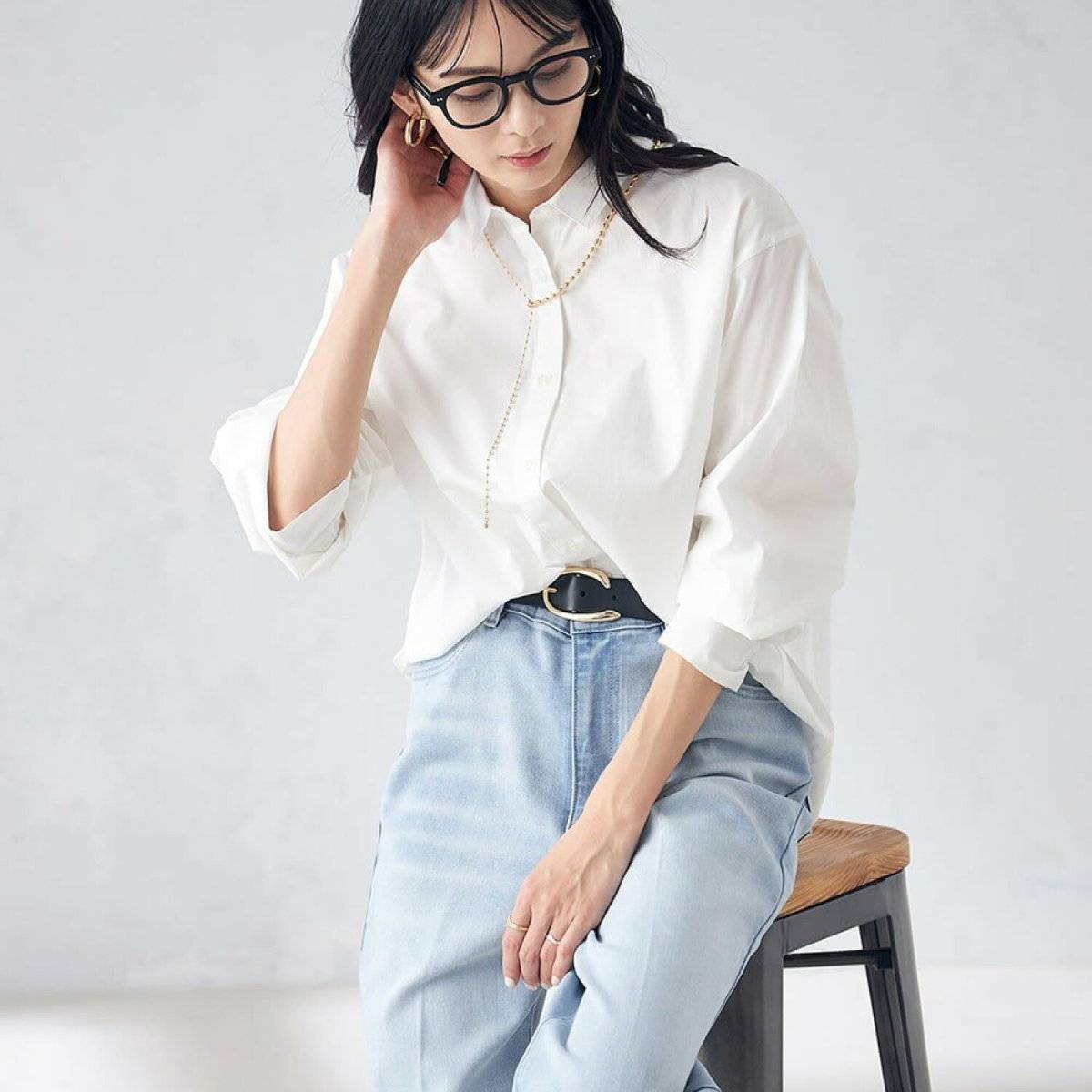 シャツとパンツコーデの女性