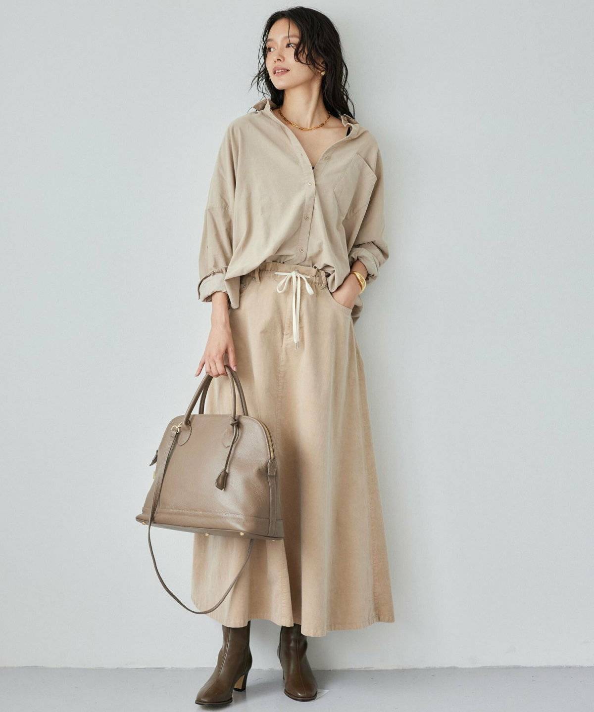 スカートコーデの女性