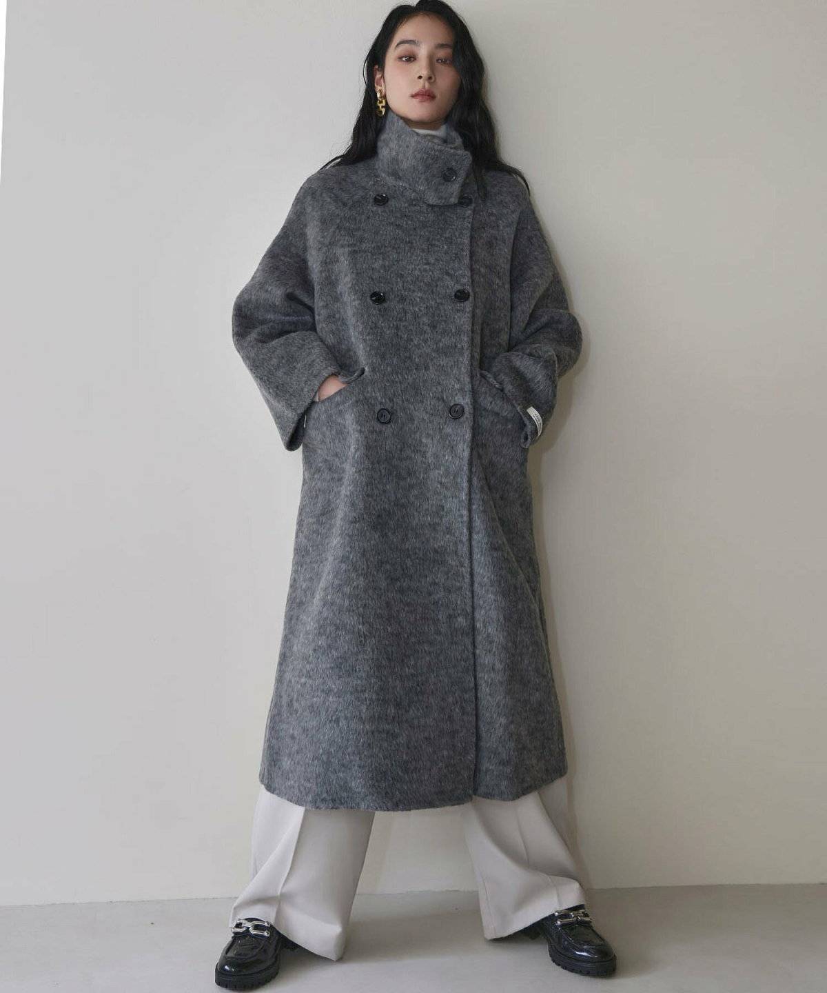 グレーのワントーンコーデの女性