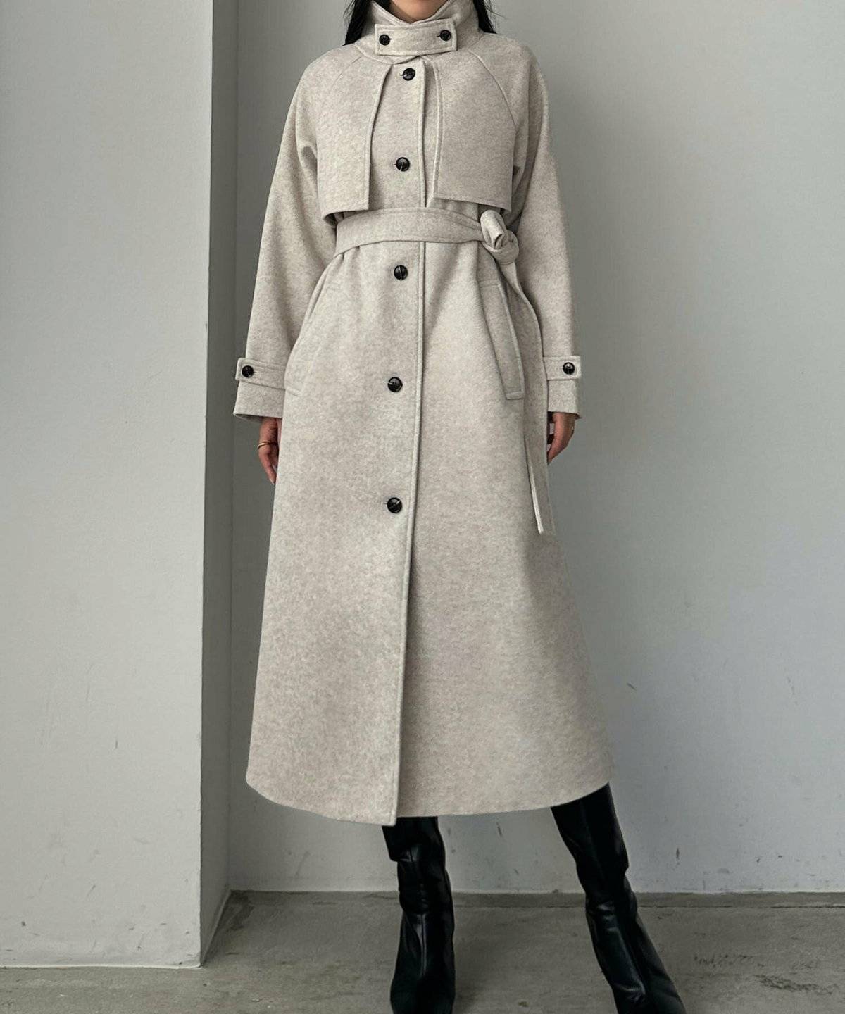 ロングコートを着た女性