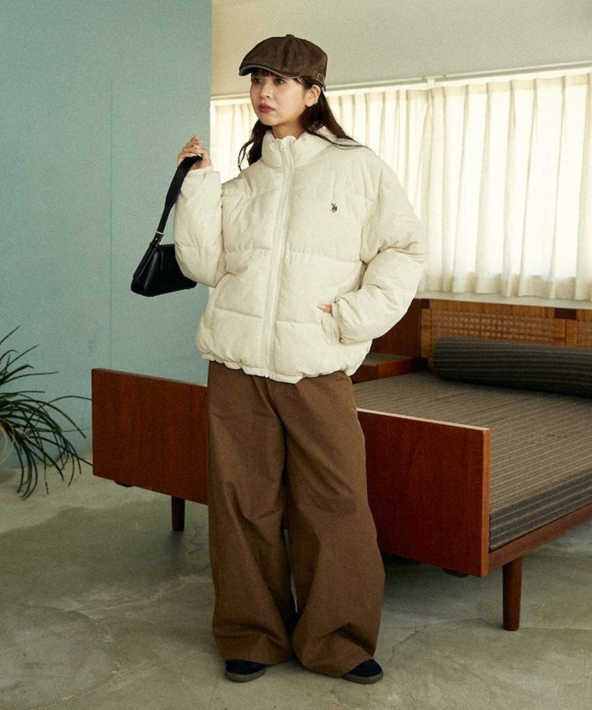 白とブラウンコーデの女性