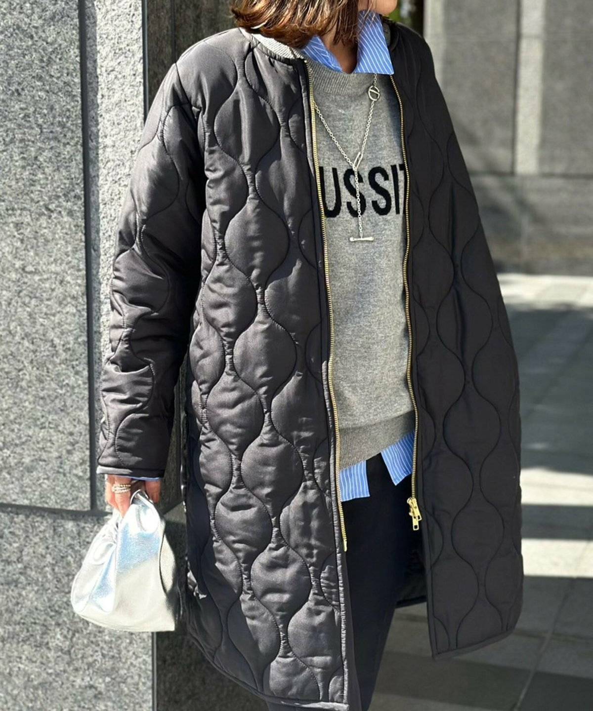 ダウンコートを羽織った女性