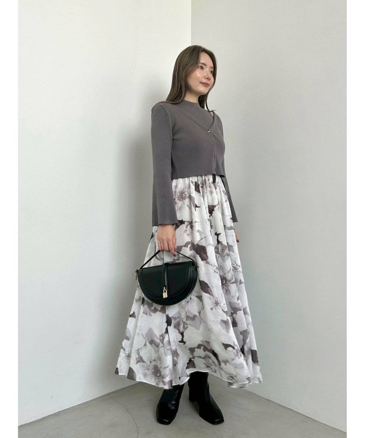 花柄スカートコーデの女性