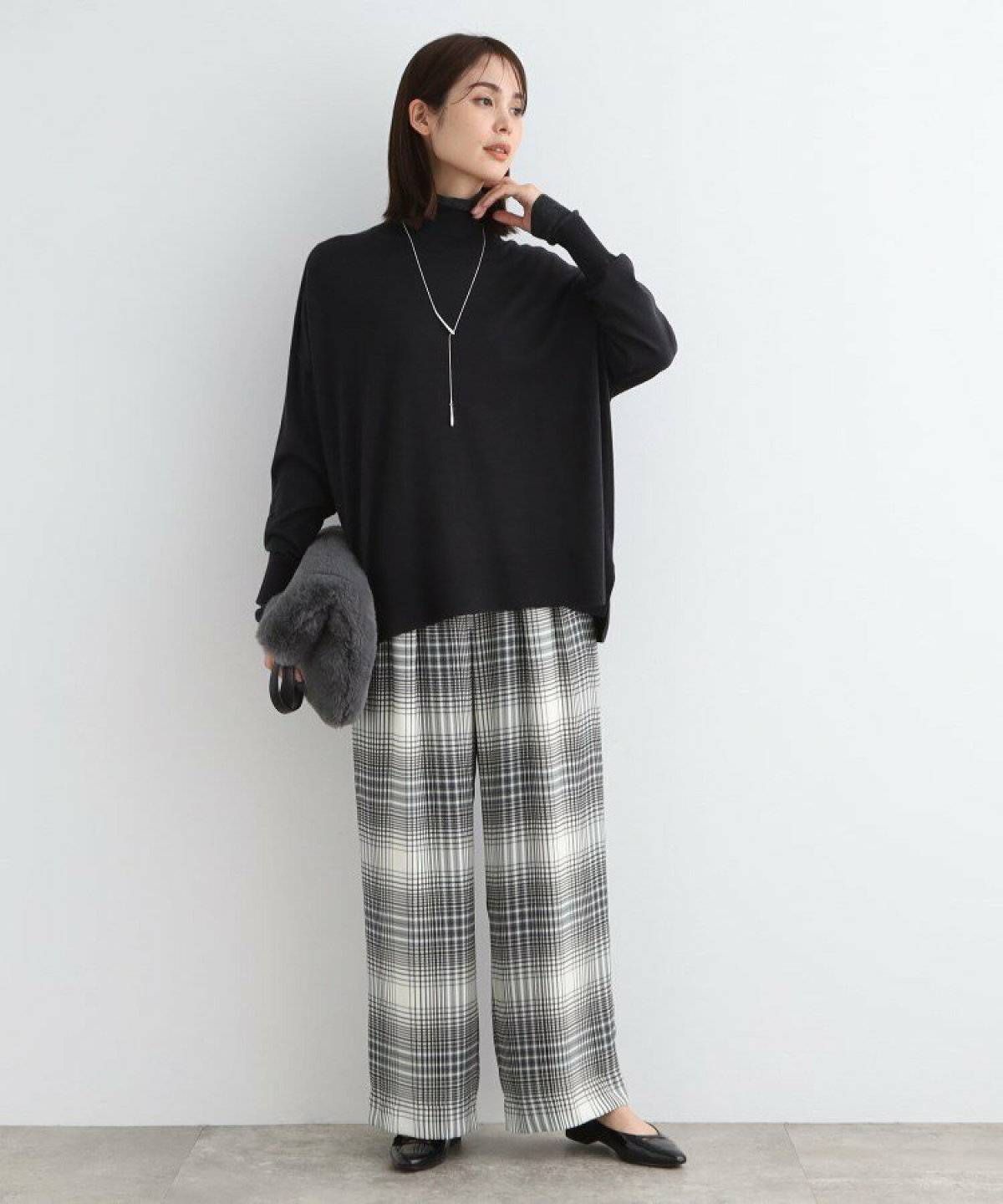 パンツコーデの女性