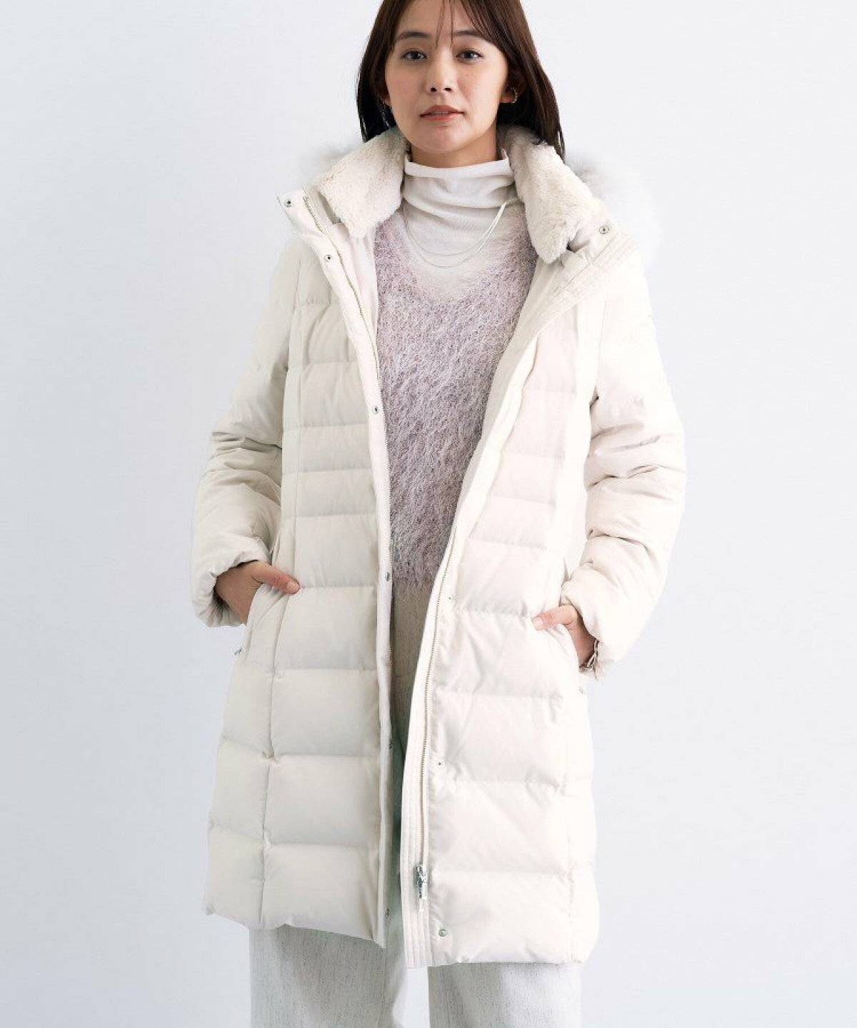白ダウンを羽織った女性