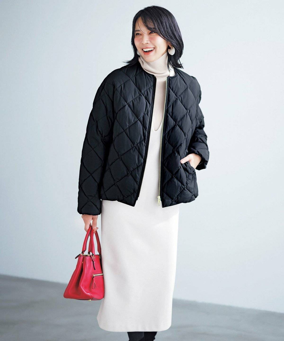 モノトーンコーデの女性