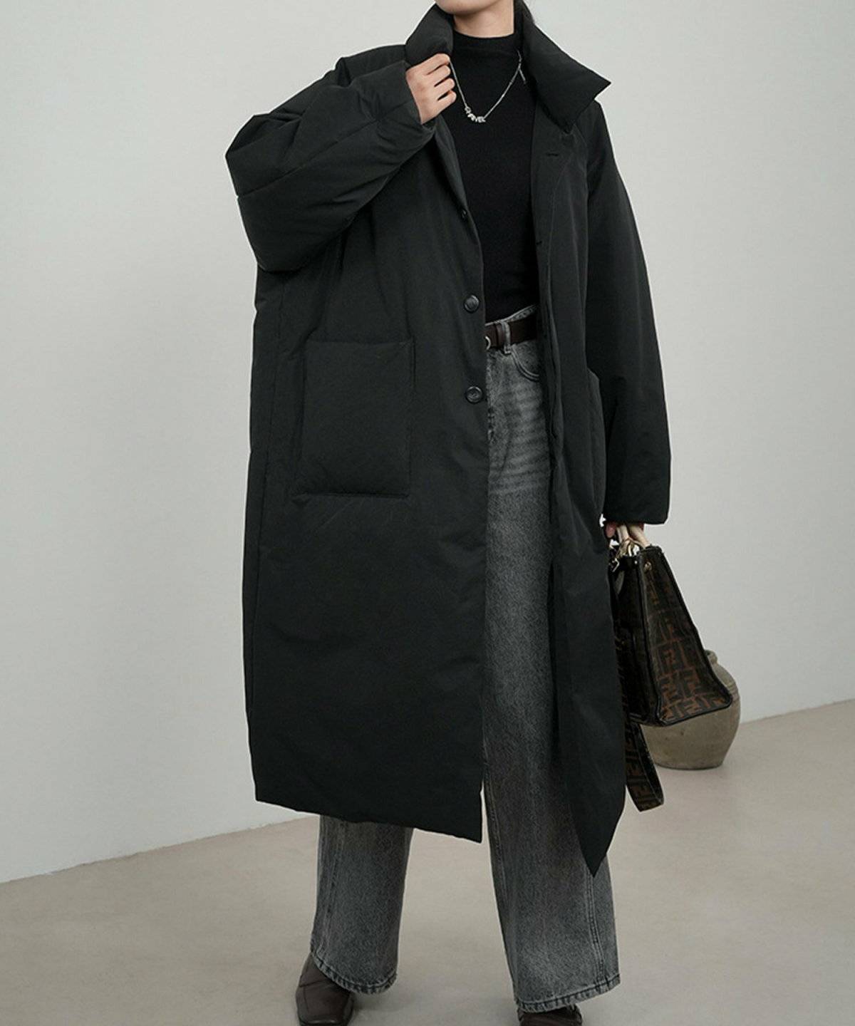 オールブラックコーデの女性