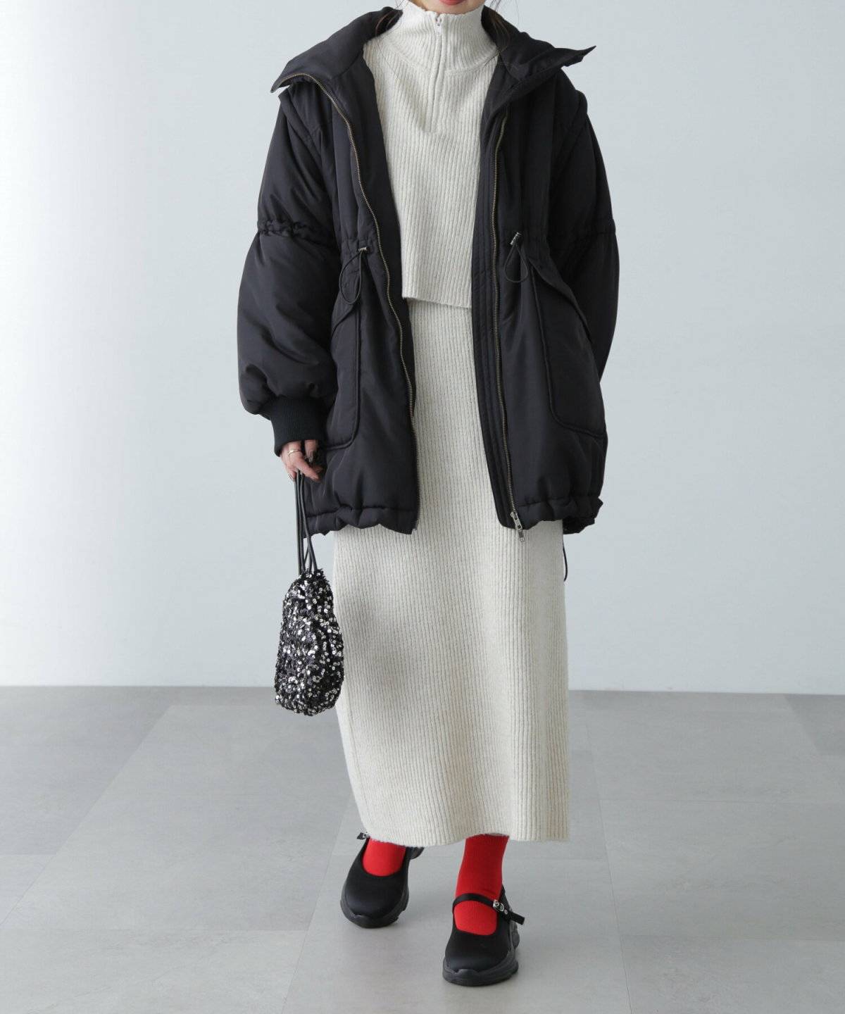 モノトーンコーデの女性