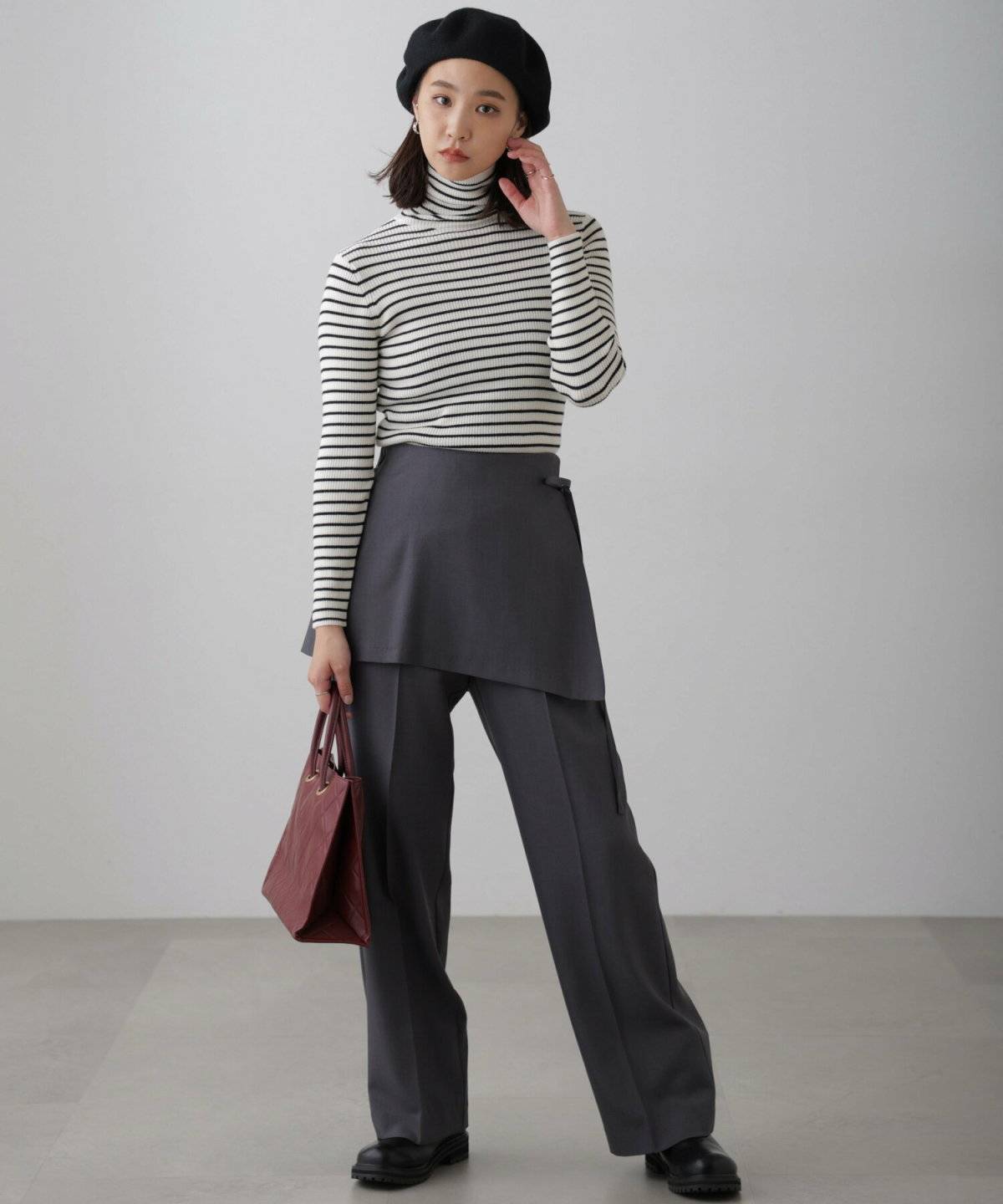 パンツコーデの女性