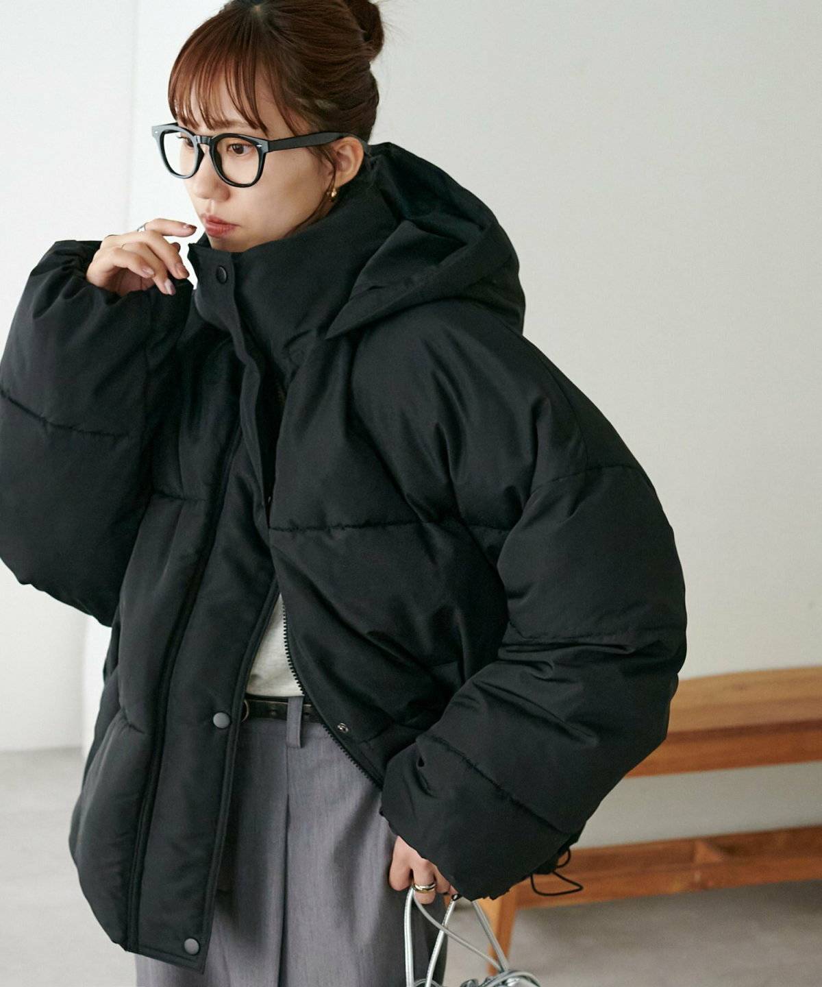 モノトーンコーデの女性