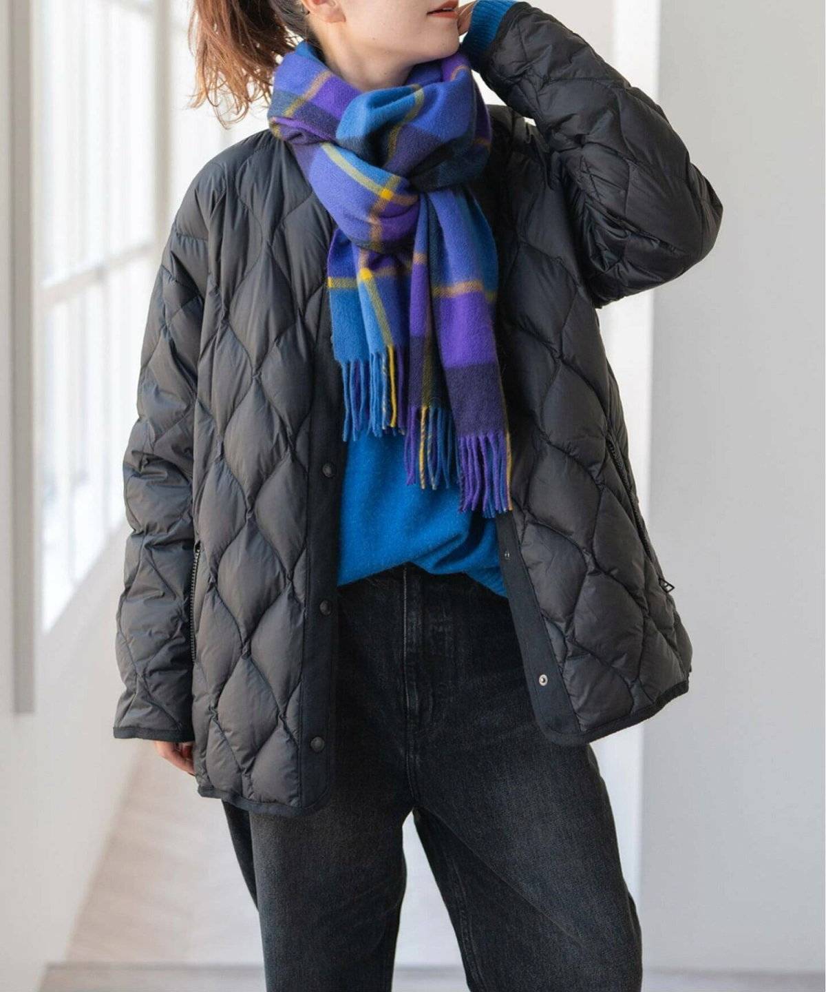 モノトーンコーデの女性