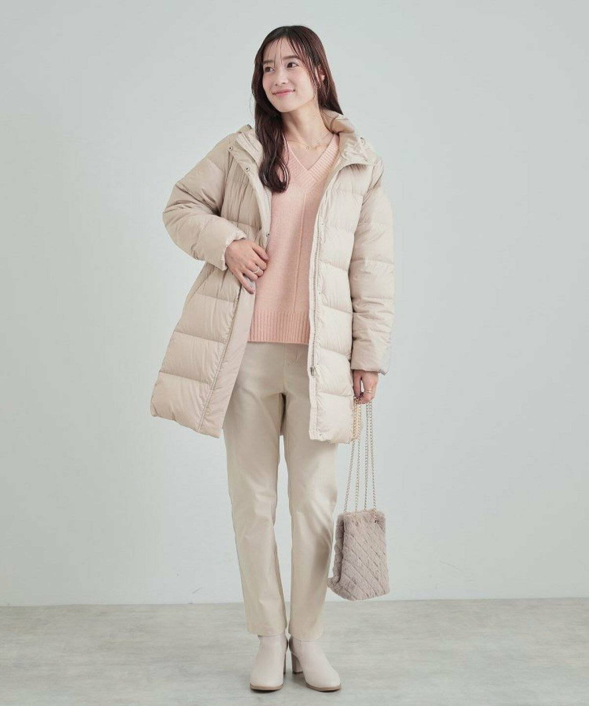 ベージュのダウンを羽織った女性