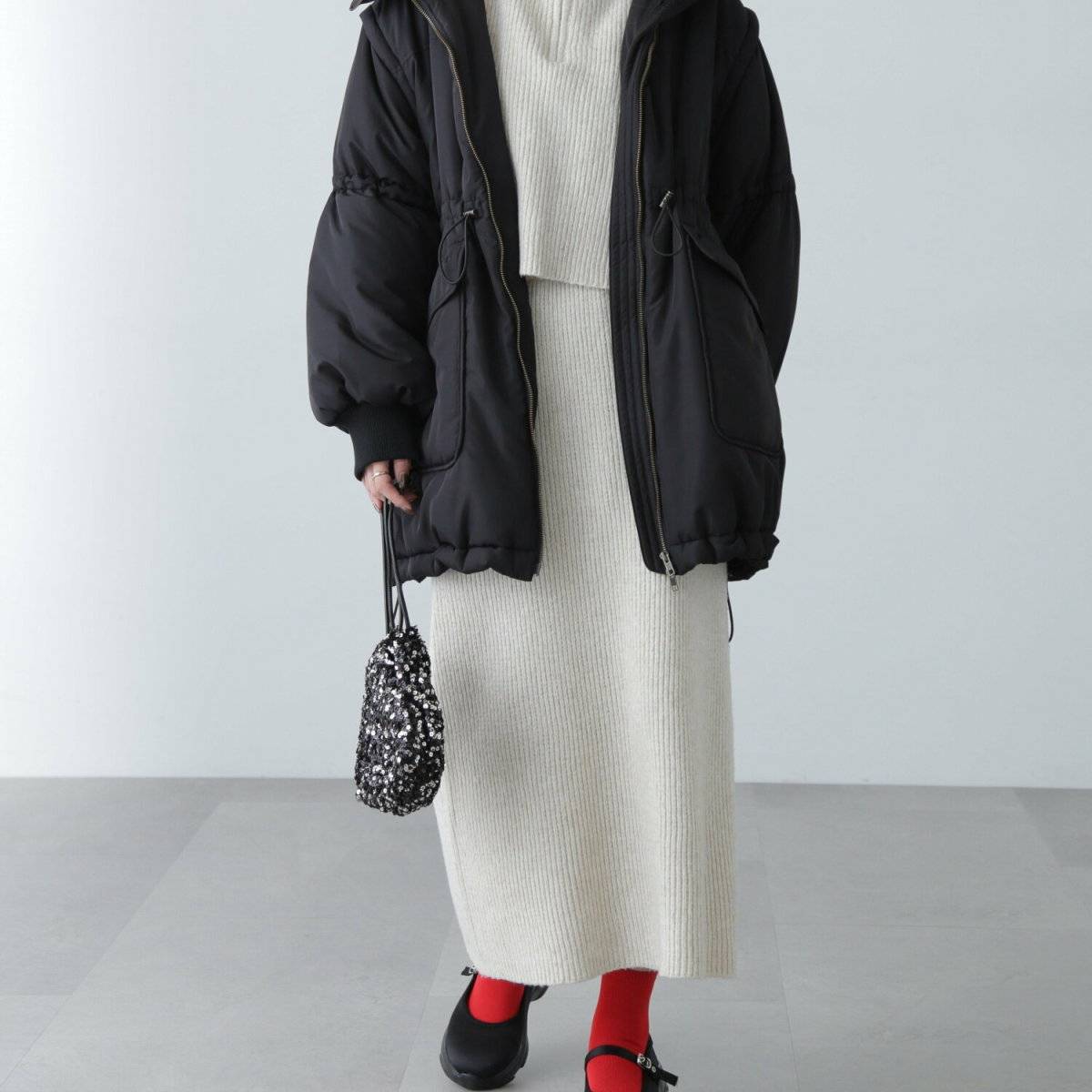 モノトーンコーデの女性