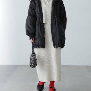  モノトーンコーデの女性 