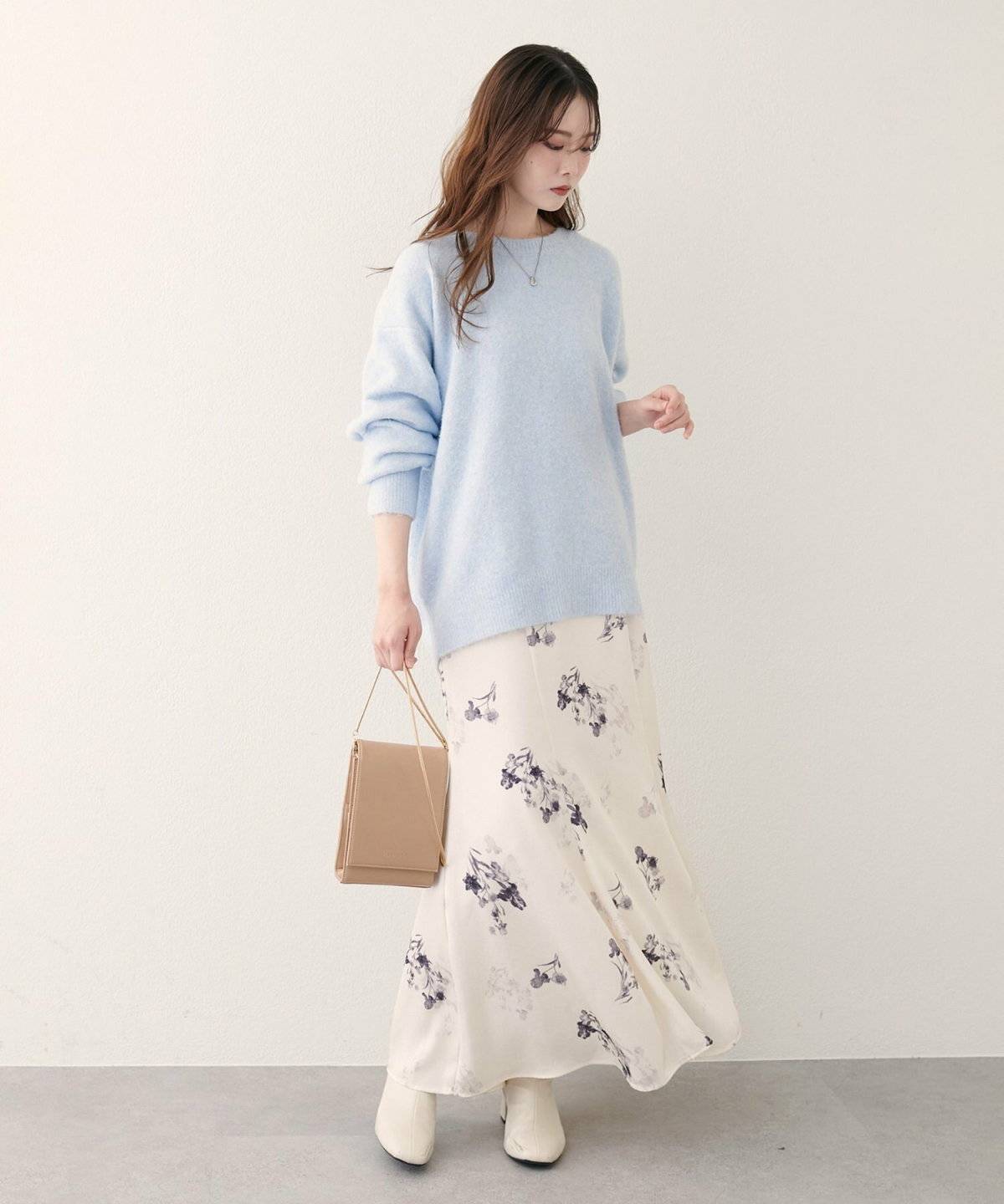 スカートコーデの女性