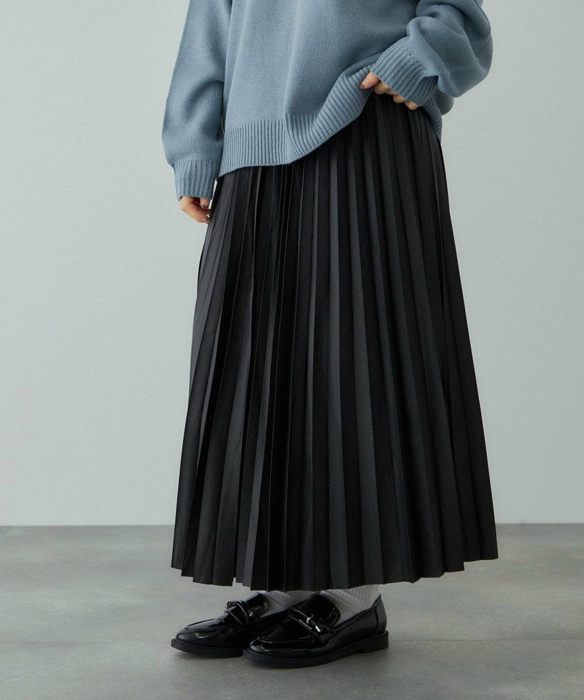 スカートコーデの女性