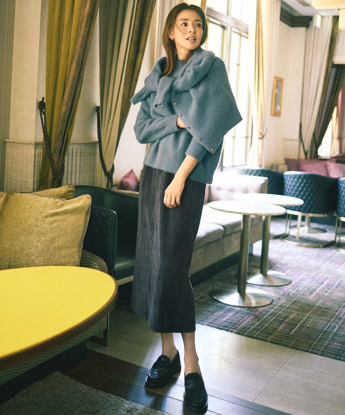 スカートコーデの女性