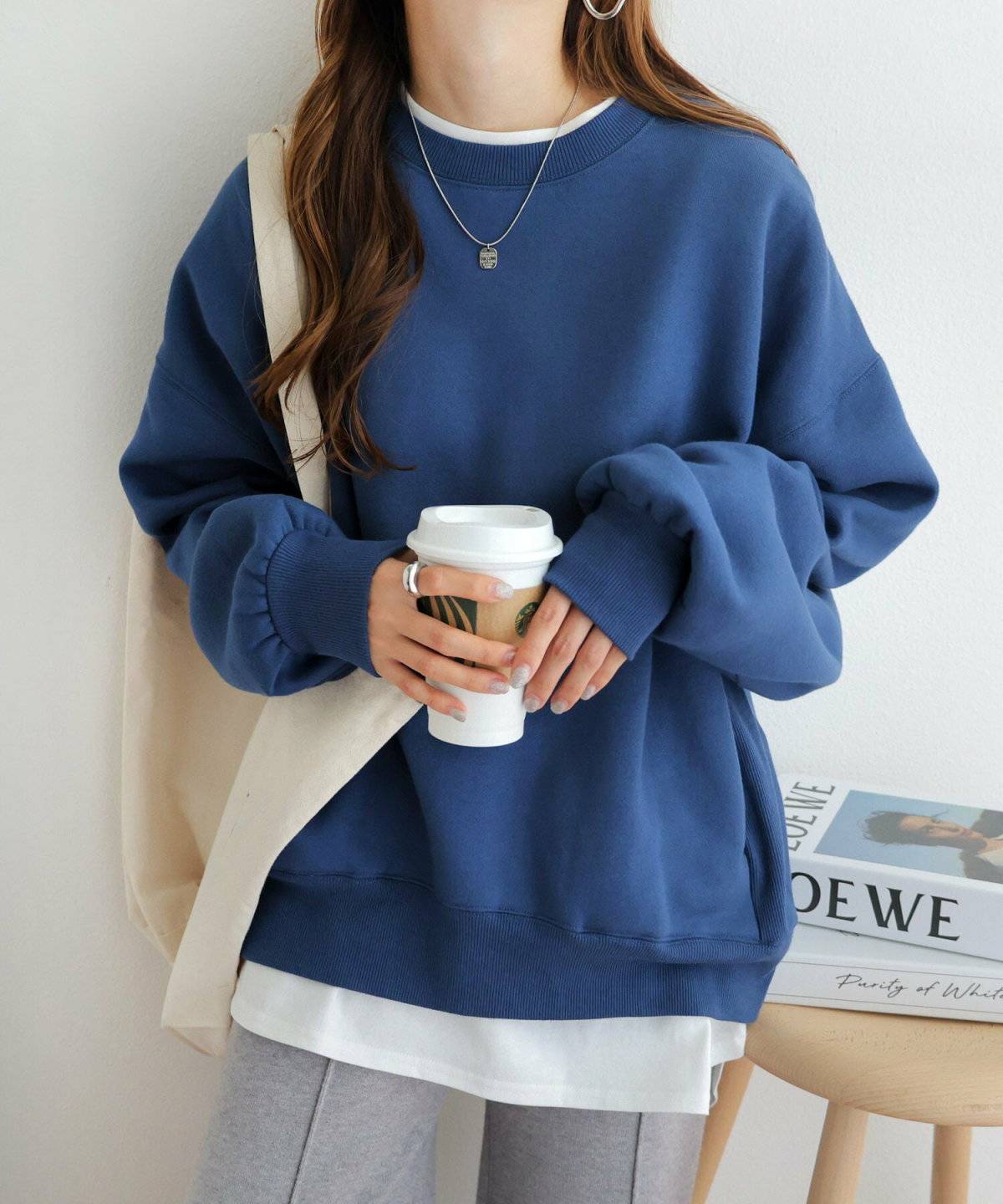 パンツコーデの女性