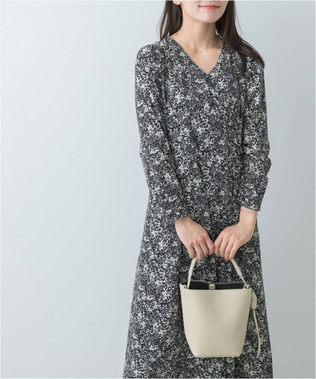 ワンピースコーデの女性