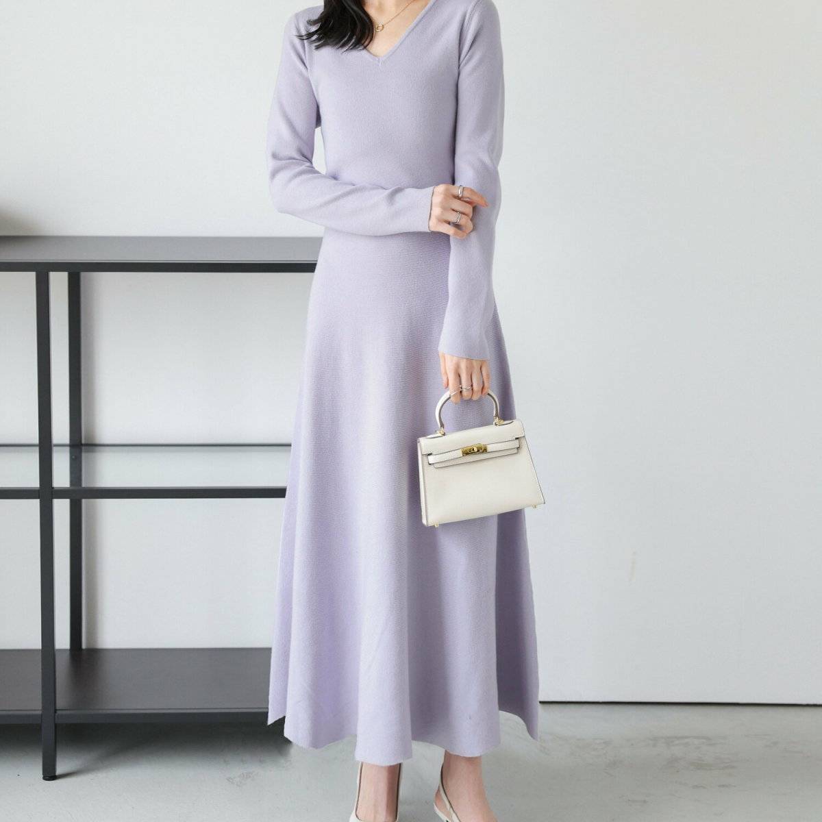 ニットワンピースコーデの女性