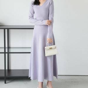  ニットワンピースコーデの女性 