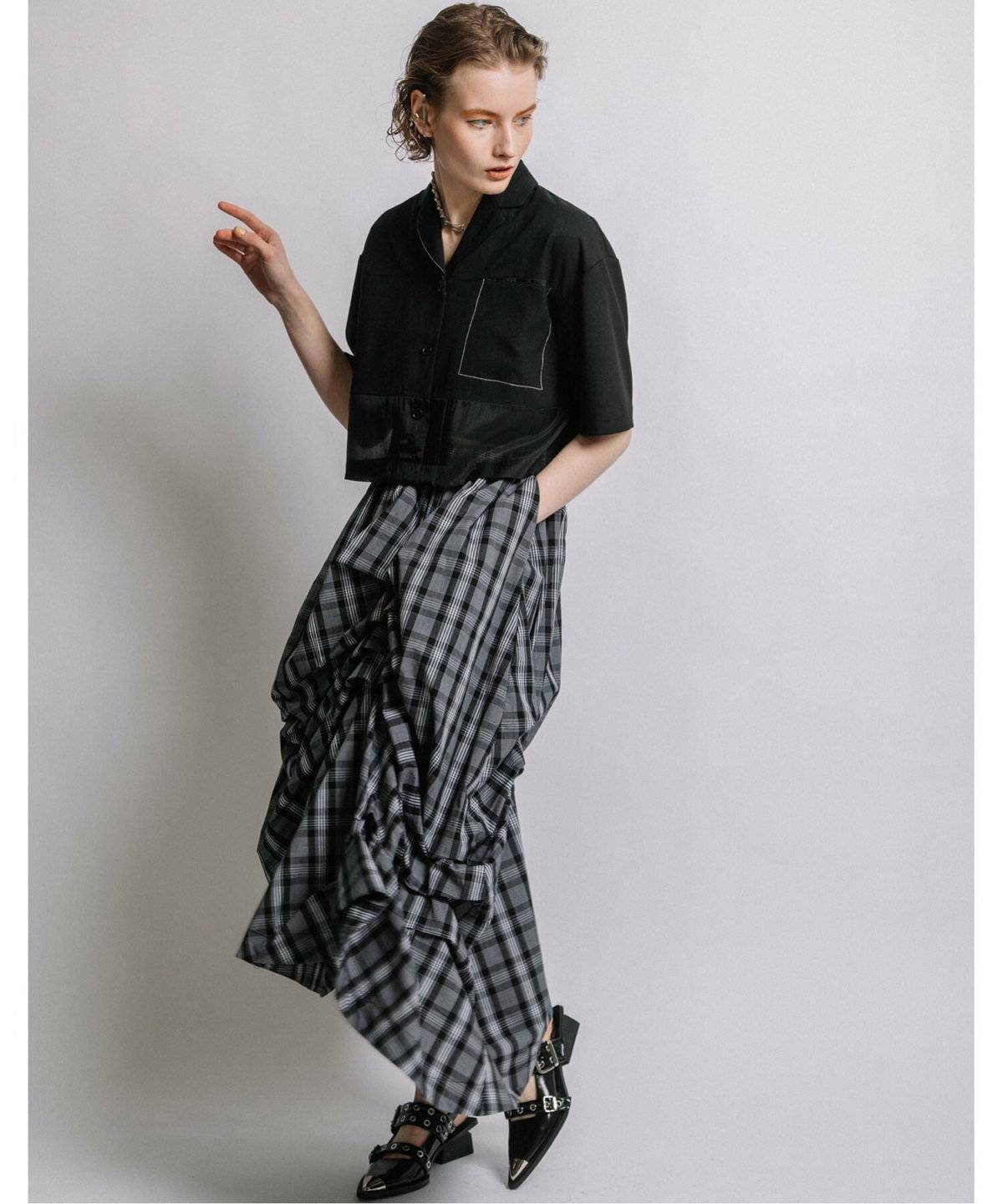 オールブラックコーデの女性