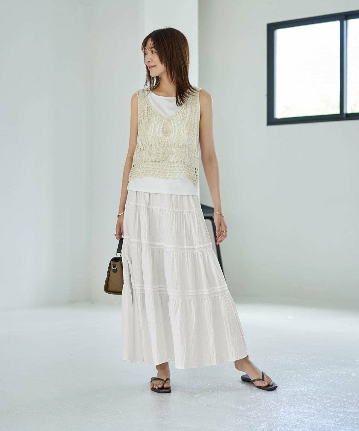 オールホワイトコーデの女性