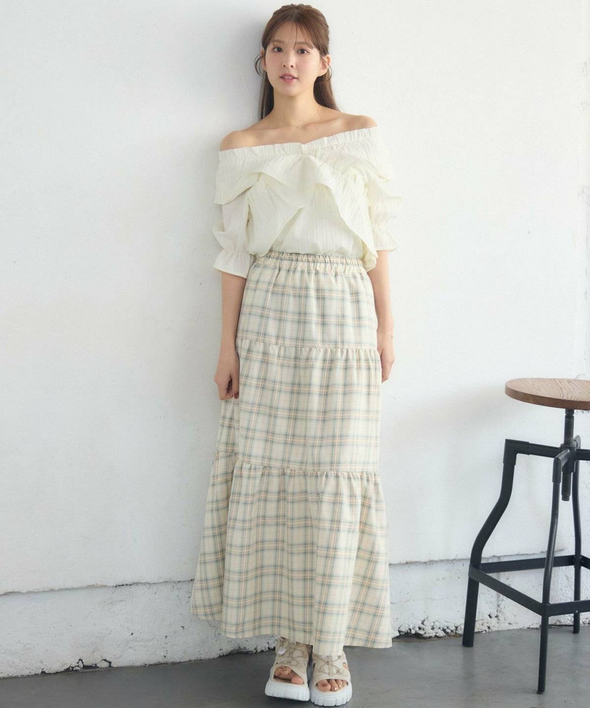 グリーンのスカートを穿いた女性