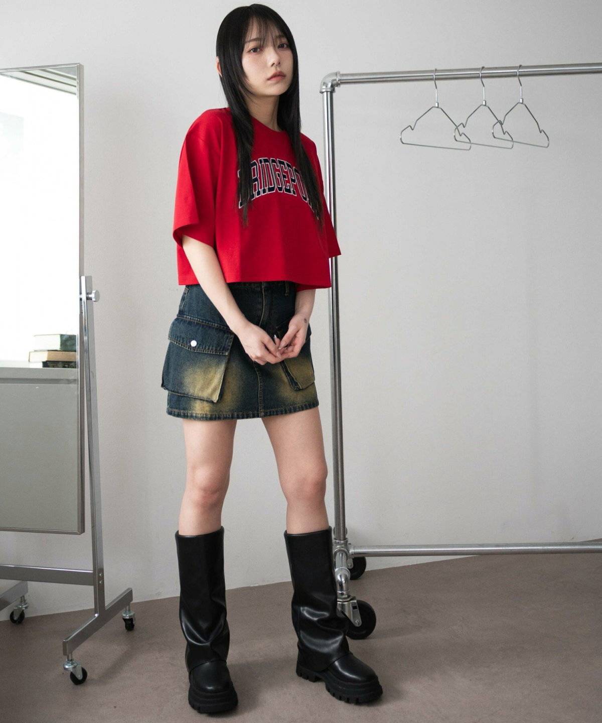 Tシャツにミニスカートを合わせた女性