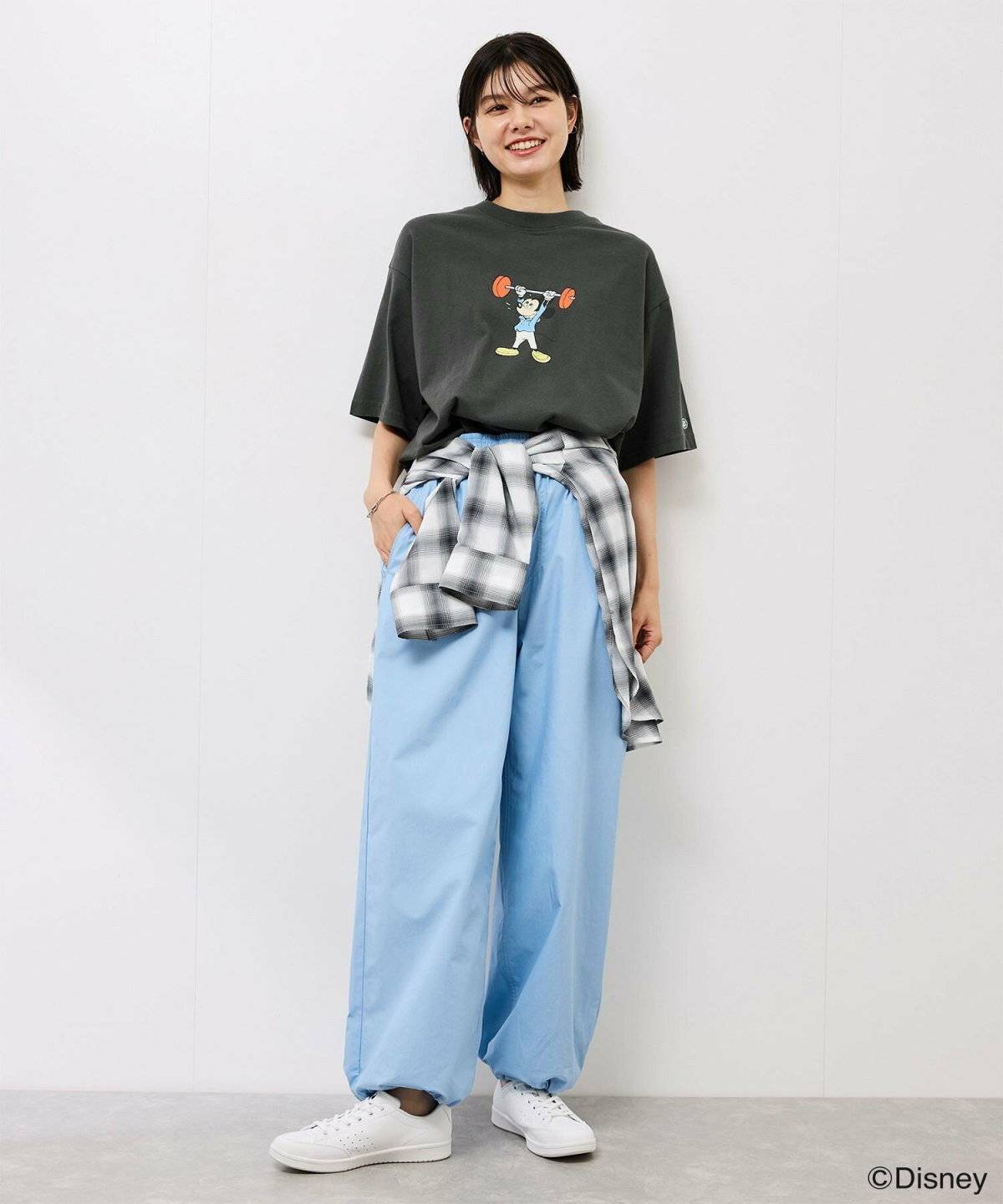 プリントTシャツにパンツを合わせた女性