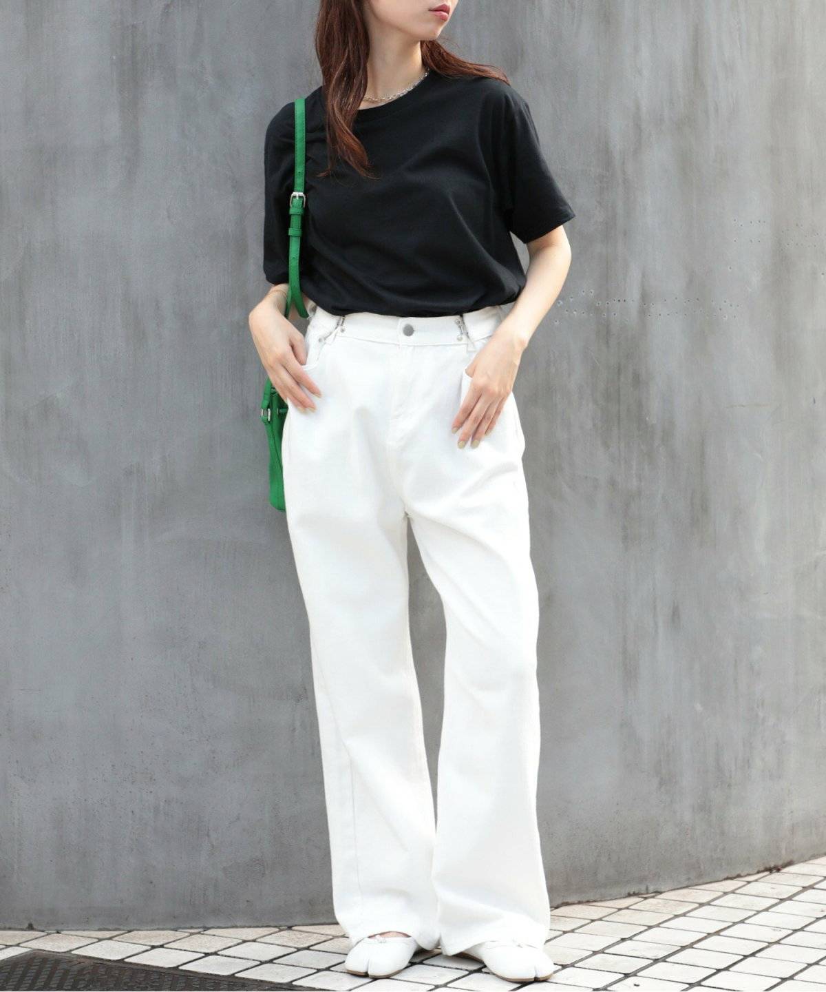 モノトーンコーデの女性