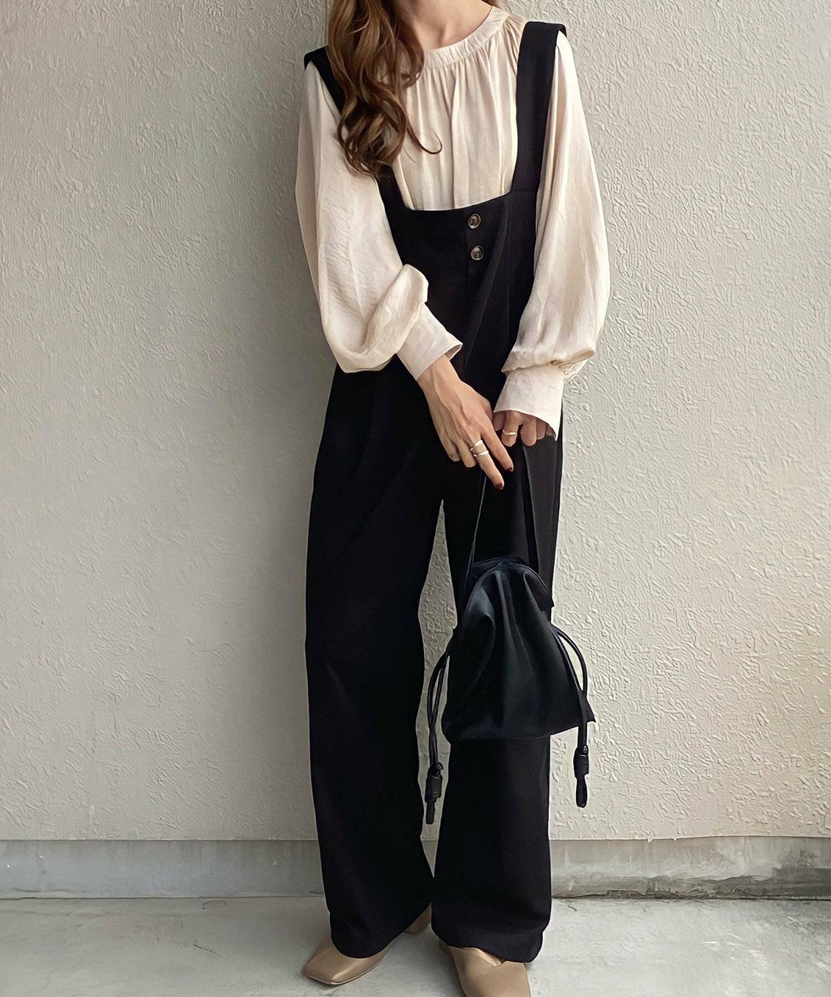 オールインワンを合わせた女性