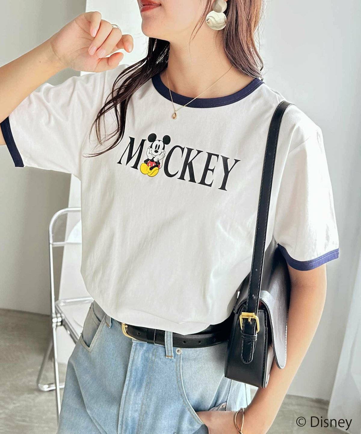 Tシャツにデニムパンツを合わせた女性