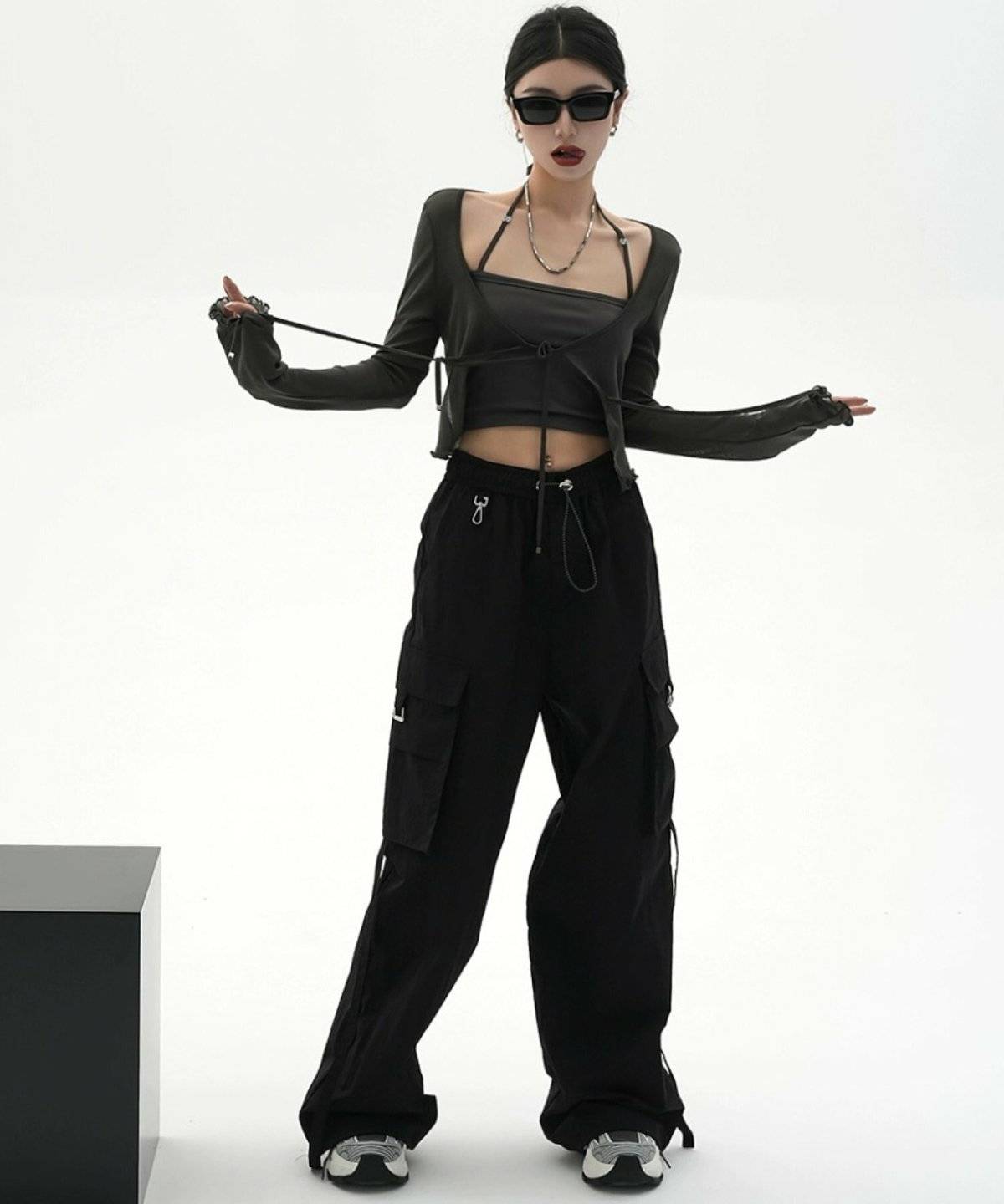 オールブラックコーデの女性