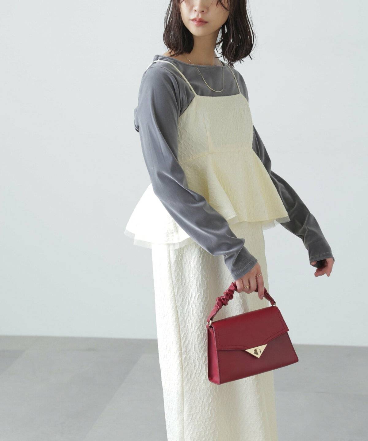 オールホワイトコーデの女性