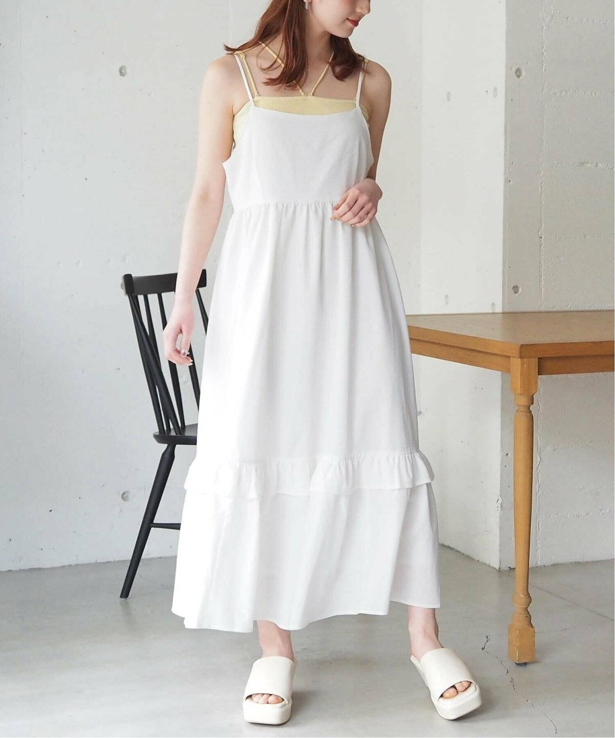 オールホワイトコーデの女性