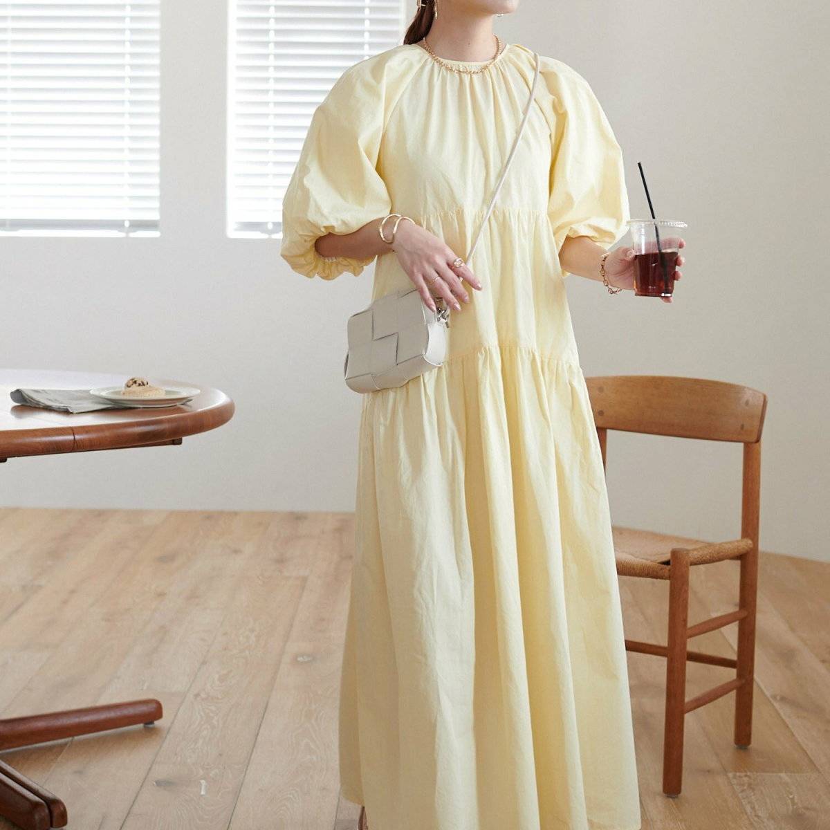 ワンピースを着た女性