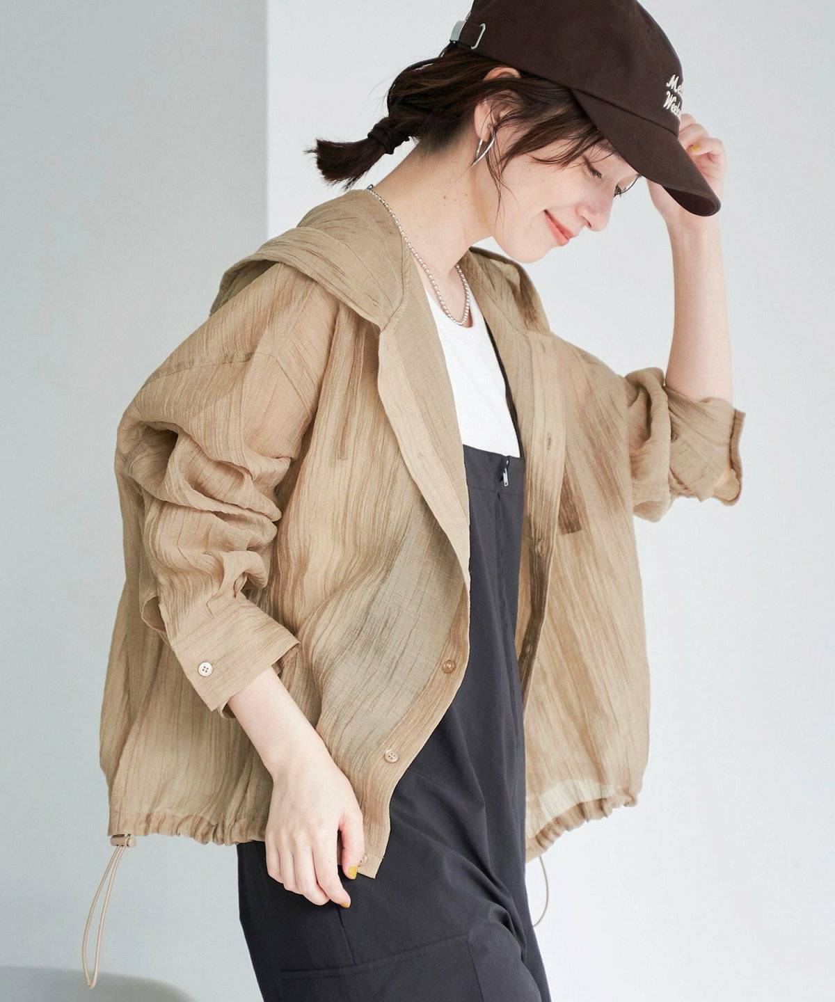 秋コーデの女性