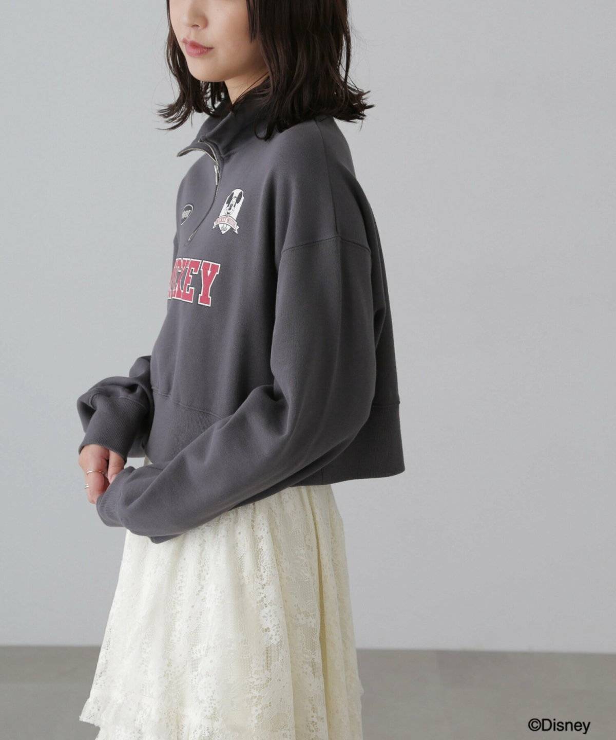 グレーのスウェットにチュールスカートを合わせた女性