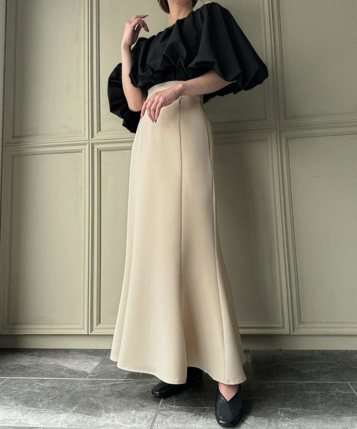 ブラウスにスカートを合わせた女性