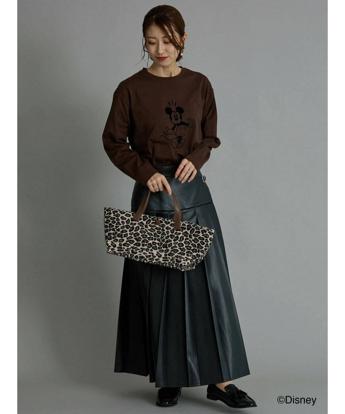 スウェットに黒スカートを合わせた女性