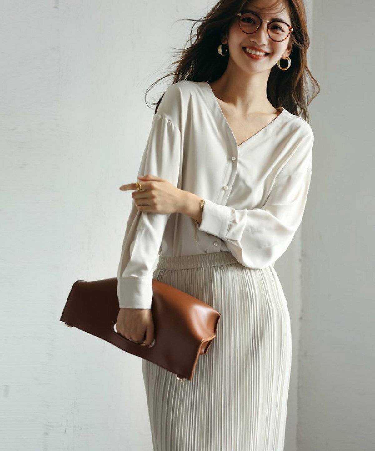 オールホワイトコーデの女性