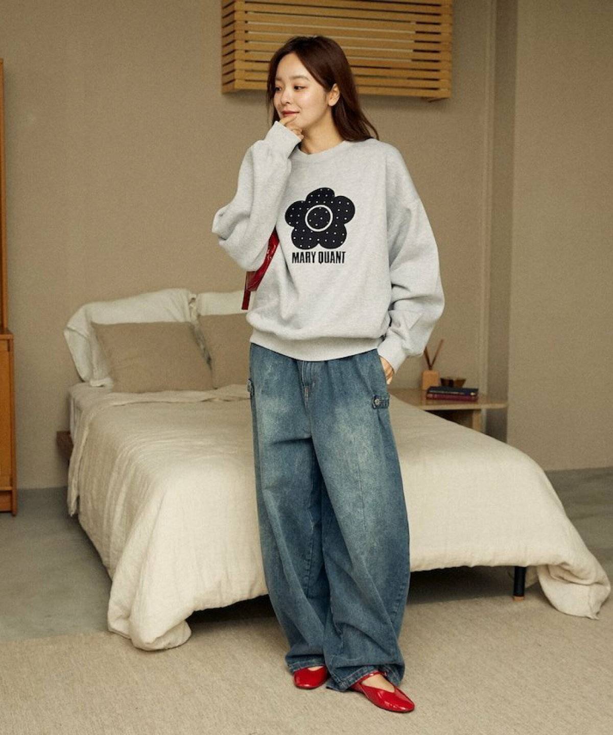 グレーのスウェットにデニムを合わせた女性